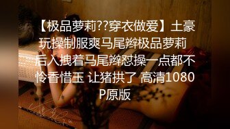 小伙高价约操两个极品外围美女双飞，换上吊带网袜一起服务