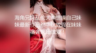 破洞偷窥漂亮白嫩美女玩玩手机就开始自慰