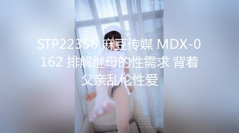 【新片速遞】 混乱的房间多男女一起嗨皮，前面舔着鸡巴后面让大哥额用道具插逼搅拌，抠弄揉奶浪叫不断，淫声荡语精彩刺激