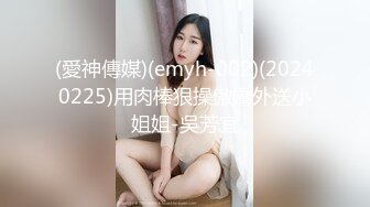 美女穿着渔网蕾丝晚上逛街