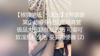 偷拍邻居家的大女儿洗澡，小妹子傻乎乎的，镜头都要贴脸了还不知道呢