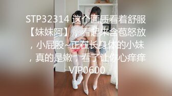 一线天粉穴极品美女小姐姐自慰秀，情趣开档揉奶装，翘起屁股对着镜头，掰穴振动棒摩擦，抬起双腿极其诱惑