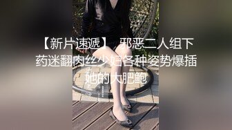 官方售价36元 警惕性超强的美女穿着超短蓬蓬裙根本捂不住浅紫色和白色的格子内蕾丝边带翅膀屁股两侧有点黑