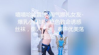 专注人前露出与路人同框美腿女神GI9ZA视图集，公园超市广场哪人多往哪去和老登一起锻炼 (7)