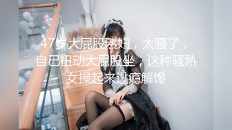 服装店的老板娘趁店里没顾客抓紧时间骚，试衣间里全裸自慰性感火辣热舞全裸，开着们都能看到外面真刺激