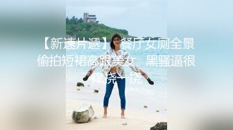 【新片速遞】颜值不错的纯情妹妹，白丝露脸精彩大秀，跟狼友互动撩骚揉奶玩逼看特写，撸起小哥的大鸡巴无套爆草蹂躏好骚