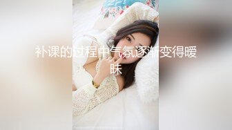 大红唇新人骚女被两大汉3P，白丝袜丁字裤，翘起屁股看穴，两根JB轮流舔