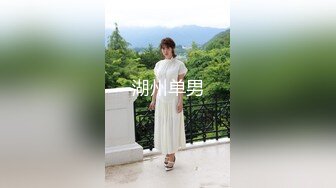 有男友也抄底~奶茶店前插眼短裙美女 男友在一旁也要欣赏裙下风采！