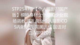 对着镜子拿着摄像机和丝袜美女地上搞到床上