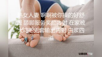 妹子在修剪自己浓密的阴毛