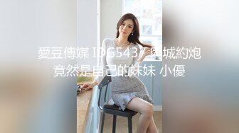 吊带包臀裙长腿少妇 镜头前揉屁股摩擦 翘起屁股特写摸穴 后入猛操沙发上骑乘抽插