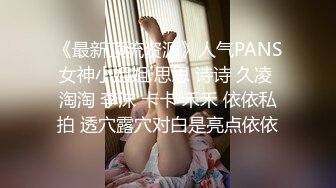 淫荡骚御姐，3P激情名场面，爆乳大长腿，抓着两根屌轮流吃，边操逼边插嘴，骑乘位自己动