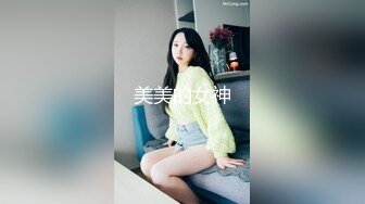 沙发上和两妹子一起玩