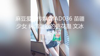 年轻妹子挑逗躺着沙发上玩手机的男友，最后被内射了好多