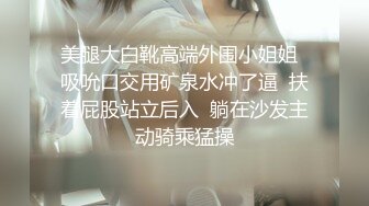 -偷拍漂亮美女和男友,女闺蜜一起旅游,进房间就自拍