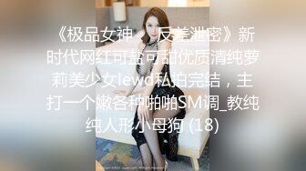 穿着女仆装在家中玩自拍