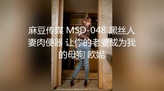 公司女厕偷拍 今年刚分配来的女大学生小王一边拉粑粑一边玩手机