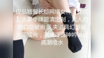 看到隔壁家小妹下班回来,急忙到卫生间窗户后面偷窥她洗澡