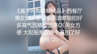  白毛女友穿白丝，爱在镜头前比耶