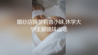 美女直播带货意外走光,没想到竟然有这么大,被粉丝提醒后委屈的哭了