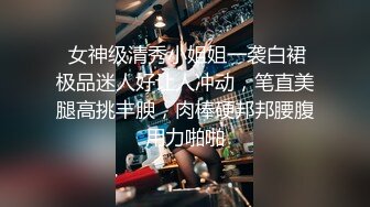 两个白嫩妹子跪爬姿势屁股翘的太销魂鸡巴猛力插入啪啪撞击