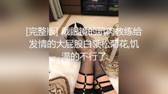 卷发虎牙轻熟女露脸全裸自慰，丰满身材，白虎穴还算干净手指抠逼，白浆渗出