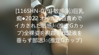  三男兩女居家亂交Party,倆小母狗翹著蜜桃臀等待大J8的進入,場面瘋狂,呻吟聲不斷