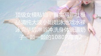 邪恶的房东暗藏摄像头偷拍熟女租客洗澡