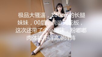 靓女服装店逛街男友在旁敢穿超短裙骚丁前后CD 制服JK学生妹展会做兼职粉色蕾丝内内发现镜头