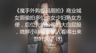 身材长相都不错的阿拉伯女孩，一会吃吃自己脚丫，一会换各种道具插BB