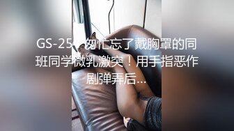 [原创] 老骚逼主动拿手机拍鸡吧在她骚逼进进出出的样子