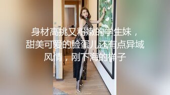  老婆正在被单男冲刺，我就站在床边一边撸着鸡巴一边给单男加油，等单男无套内射