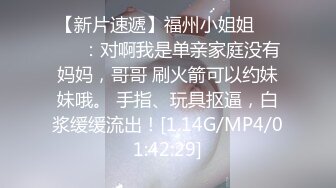 齐逼牛仔短裤黑丝骚女，舔屌足交一脸享受，脱下黑丝掰穴扣弄