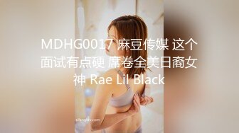 巨乳美女手握棒子的姿势让人浮想联翩