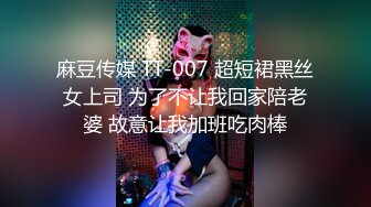 爆草人妻小少妇，全程露脸让小哥在沙发上各种爆草抽插，自己抠骚穴道具抽插玩弄，浪叫不断草的好爽直接内射