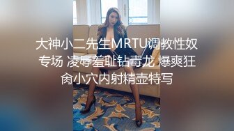 爆乳小甜甜，露脸很可爱，大奶子完全包裹小鸡巴乳交，口交舔弄激情上位无套抽插爆草大哥，骚穴特写自慰出水