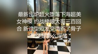 【新片速遞】 早上起来还要被大哥干一炮，边亲边草口交大鸡巴舔逼，各种蹂躏抽插爆草，让小哥用道具玩逼，射在嘴里吞精