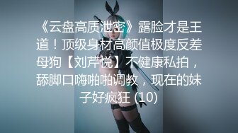 最喜欢这样不穿内裤尿尿啦