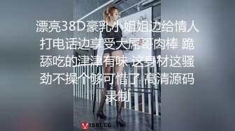 二泉映月 俩妹纸逼对着逼尿尿 真不怕尿到对方身上