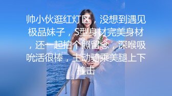 《魔手外购极品CP》美女众多女厕近景后位偸拍数位小姐姐方便，全是大翘臀菊花蜜洞清晰可见，尿声响亮