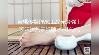   健身房厕所尿尿听到隔壁厕间有奇怪的声音意外偷拍到教练和女学员在里面嘿哟简直就是活春宫