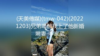 海边散步偶遇漂亮妹子在拍海边写真裸照